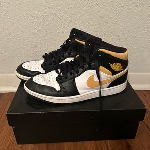 Air Jordan 1 mid ‘black university gold’